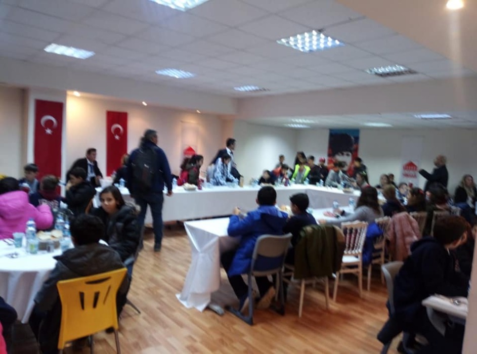 Anıtkabir’i ziyaret etmek için İzmir’den gelen Ege üniversitesi güçlendirme vakfı orta okulu öğrencilerini okulumuzda öğlen yemeğinde ağırladık.