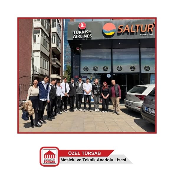 Turizm alanı öğrencilerimiz, sektör deneyimi kazanmak ve seyahat acentacılığı hakkında bilgi edinmek amacıyla Saltur Seyahat Acentası’nı ziyaret etti. Gerçekleştirilen bu verimli gezide öğrencilerimiz, acenta hizmetleri, tur planlama süreçleri ve müşteri ilişkileri hakkında önemli bilgiler edindi. Nazik ev sahipliği ve değerli paylaşımları için Saltur Turizm yönetim kurulu başkanı Mahmut Çevik başta olmak üzere tüm ekibine teşekkür ederiz. 